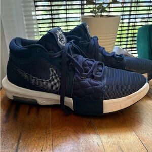 Nike Men's LBJ Witness VIII Basketball shoes (college navy)